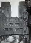 De onderdoorgang in de Kerkstraat, met in de torens de atelierwoningen
<br/>
Beeldbank Stadsarchief, 1929